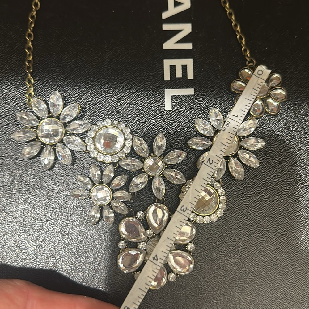 Flower gunmetal stone statement necklace - Picture 15 of 15